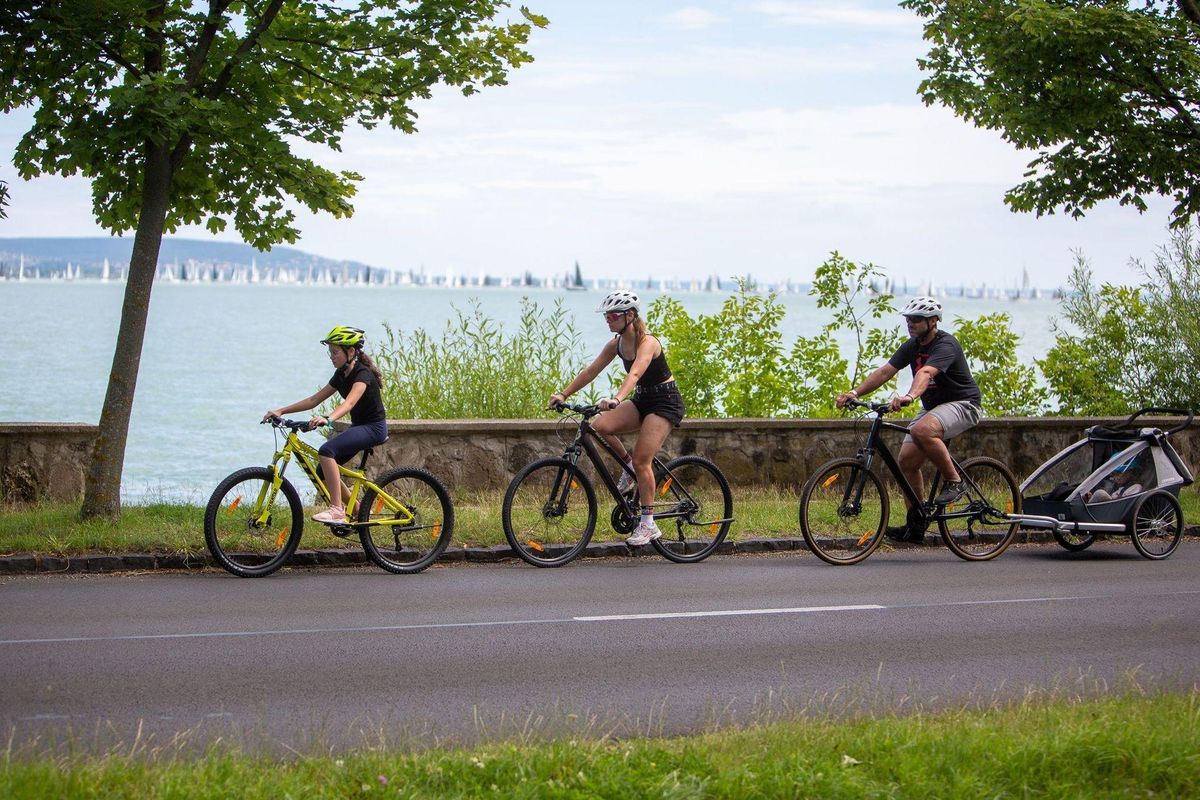 Családi kerékpártúrák a Balatonfelvidéken.jpg