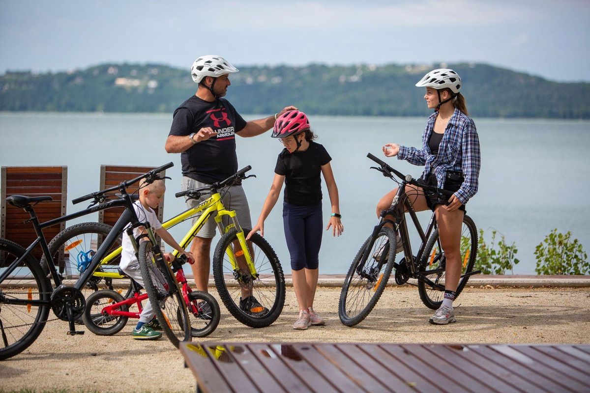 Family_tour_at_the_Lake.jpg